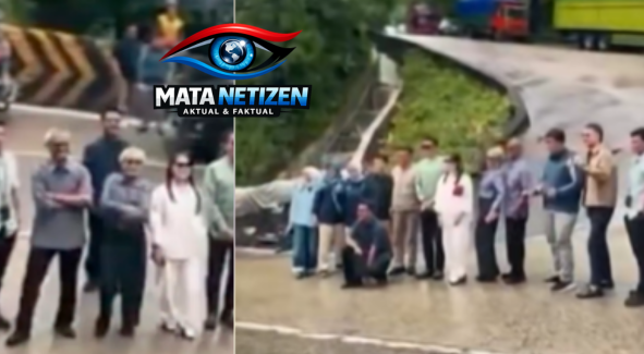 Rombongan Arteria Dahlan berfoto di tikungan ekstrem Sitinjau Lauik yang menyebabkan kemacetan