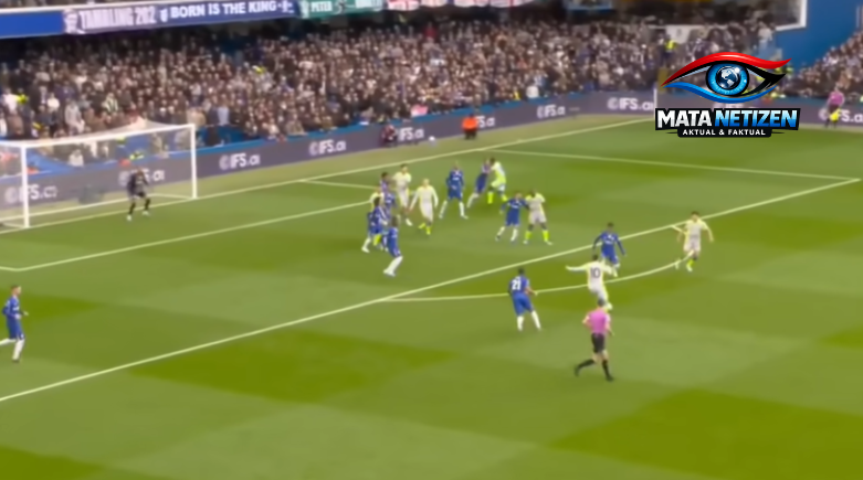 Alt Text: Pemain Chelsea dan Manchester City berebut bola di kotak penalti dalam laga Liga Inggris di Stamford Bridge, 12 April 2026