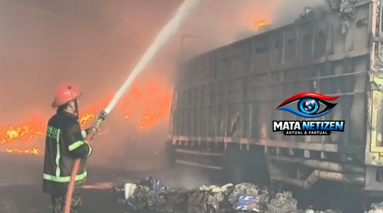 Petugas pemadam kebakaran menyemprotkan air ke truk kontainer yang terbakar di gudang ekspedisi Medan