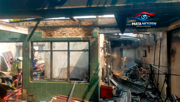 Kondisi rumah terbakar akibat kebakaran Medan Petisah di Jalan Cangkir setelah diduga terjadi ledakan