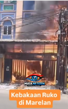 Kebakaran ruko penjual cat di Marelan, Medan, dengan api membesar dari bagian bawah bangunan saat proses pemadaman berlangsung