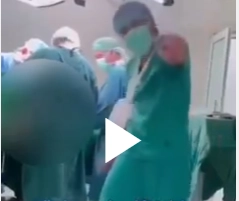 Perawat berjoget di ruang operasi saat tim medis melakukan tindakan bedah di RSUD Datu Beru Aceh Tengah