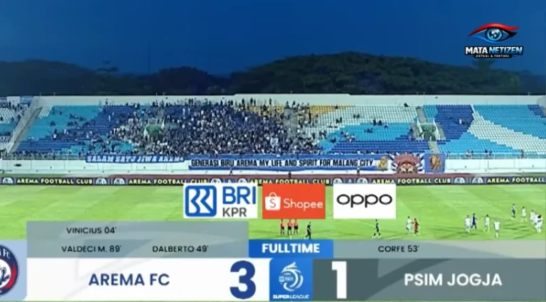 Pemain Arema FC merayakan kemenangan 3-1 atas PSIM Yogyakarta di Stadion Kanjuruhan bersama ribuan Aremania