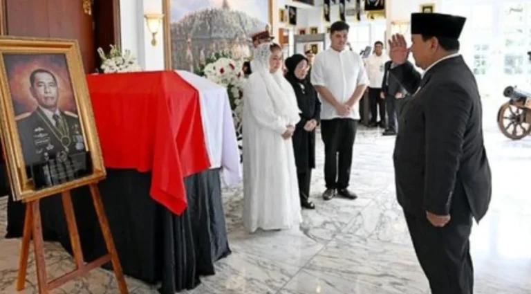 Presiden Prabowo Subianto memberikan penghormatan terakhir kepada Jenderal TNI (Purn) Ryamizard Ryacudu saat persemayaman di Kementerian Pertahanan Jakarta.