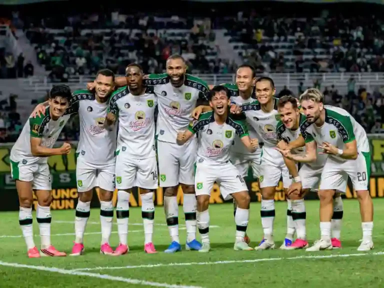 Yuran Fernandes merayakan gol kemenangan Persebaya Surabaya saat mengalahkan PSMS Medan 1-0 pada laga Grup B Piala Presiden 2026 di Stadion Gelora Bung Tomo, Surabaya.