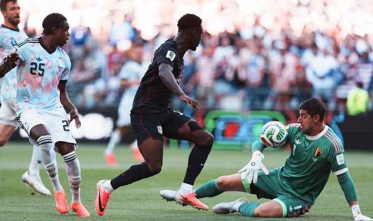 Kiper Timnas Belgia Thibaut Courtois (kanan) melakukan penyelamatan dari tendangan penyerang Timnas Amerika Serikat Folarin Balogun (kedua dari kanan) selama pertandingan babak 16 besar antara Amerika Serikat dan Belgia di Piala Dunia FIFA 2026 di Seattle Stadium, Seattle, Amerika Serikat, Selasa (7/7/2026) pagi WIB.(Xinhua/Xu Chang)
