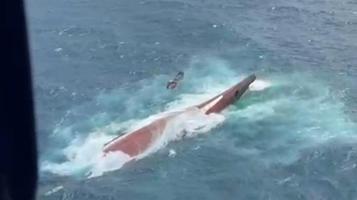 Foto: Potret udara Kapal Virgo Transport 8 yang terbalik usai hilang kontak di Laut Jawa. (dok.Basarnas)