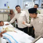 Wakil Menteri Agama Romo Syafi'i menjenguk santri Pondok Pesantren Manbaul Hikam yang diduga keracunan MBG di RSUD Notopuro, Sidoarjo, Jawa Timur, sumber Foto: Dok. Humas Kemenag