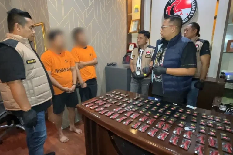 Seorang disc jockey, inisial RM (33), diperiksa petugas Satresnarkoba Polrestabes Medan pada Minggu (20/9/2026). Dia ditangkap polisi karena ketahuan menjual vape narkoba atau pod getar di salah satu perumahan mewah di Jalan Asrama, Kota Medan. (Dok Polrestabes Medan )