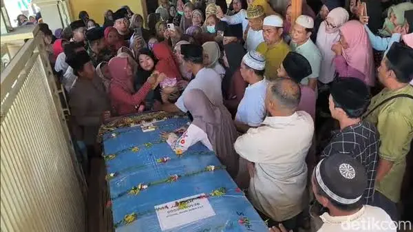tangis istri di depan jenazah foto sumber detik