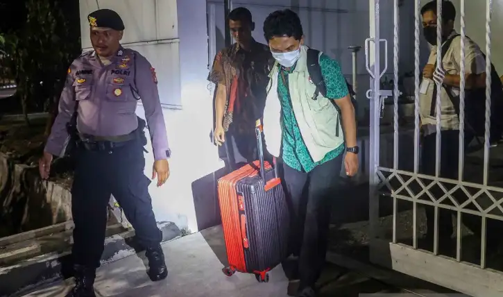 Petugas Komisi Pemberantasan Korupsi (KPK) membawa koper seusai melakukan penggeledahan di rumah Direktur Jenderal Pengendalian dan Penertiban Tanah dan Ruang (Dirjen PPTR) Kementerian ATR/BPN, Lampri di Perumahan Jatiwaringin Asri, Pondok Gede, Kota Bekasi, Jawa Barat, Jumat (18/9/2026). KPK membawa empat koper dalam penggeladahan rumah Lampri terkait penyidikan kasus dugaan korupsi pengurusan Hak Guna Bangunan (HGB) di lingkungan Kementerian ATR/BPN. sumber foto ANTARA