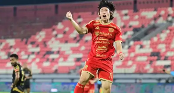 Pesepak bola Persija Jakarta Arlyansyah Abdulmanan (tengah) berselebrasi usai mencetak gol ke gawang Java United saat pertandingan Super League 2026/2027 di Stadion Kapten I Wayan Dipta, Gianyar, Bali, Sabtu (19/9/2026). Persija Jakarta mengalahkan Java United dengan skor 1-0. FOTO/ANTARA /Fikri Yusuf/YU