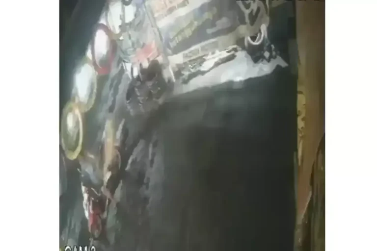 Terlihat seorang pria mengendarai sepeda motor menyatroni situasi dan membuang bungkusan plastik yang berisikan kotoran manusia di Jalan Letda Sudjono, Kecamatan Medan Tembung, pada Jum'at (11/9/2026). (TRIBUN MEDAN/ISTIMEWA)