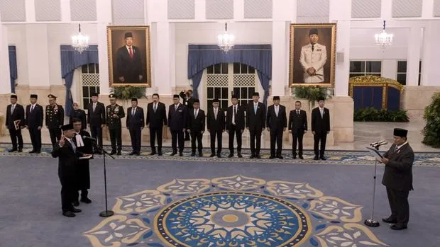 Presiden Prabowo Subianto (kanan) memimpin pengambilan sumpah jabatan Suahasil Nazara (keempat kiri) sebagai Menteri Keuangan di Istana Negara, Jakarta, Senin (14/9/2026). (ANTARA FOTO/Aditya Pradana Putra)