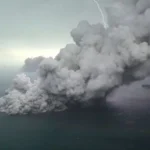 Aktivitas vulkanik Gunung Anak Krakatau 'terus meningkat', status dinaikkan menjadi 'Siaga', kata salah seorang pejabat BNPB sumber photo BBC