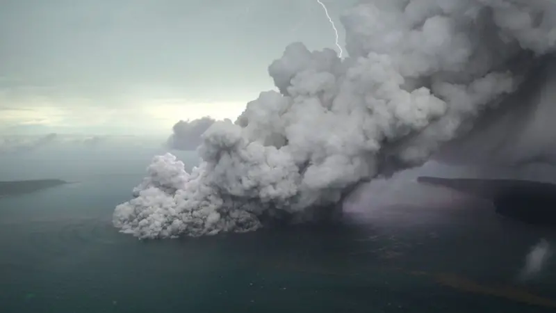 Abu Vulkanik Anak Krakatau Sebar ke 5 Provinsi, Status Siaga Bertahan