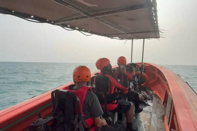 Tim SAR gabungan melakukan pencarian hari kedua kapal cepat yang membawa rombongan jurnalis, Rabu (9/9/2026). Hari Kedua pencarian 4 tim dikerahkan dengan area penyisiran diperluas.(Dokumentasi Basarnas Banten)