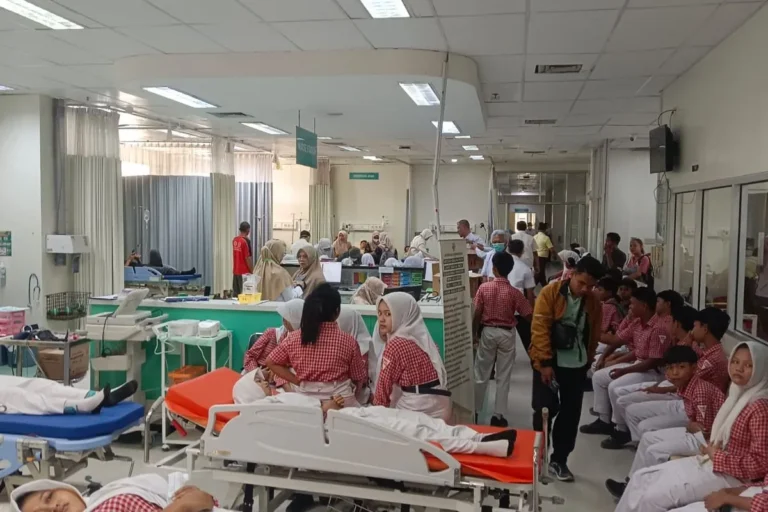 Puluhan siswa dilarikan ke RSUD RAA Soewondo Pati usai mengalami keluhan kesehatan setelah menyantap makanan dalam program Makan Bergizi Gratis (MBG) sumber kompas