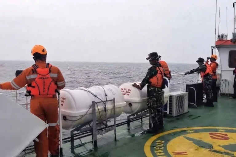 Tim SAR Gabungan sedang melakukan pencarian terhadap 5 Jurnalis dan 3 Awak kapal yang hilang kontak di perairan selat Sunda (Basarnas )