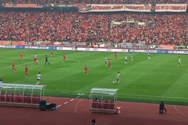 Suasana laga pekan kedua Super League 2026-2027 Persija vs Persib yang digelar di Stadion Utama Gelora Bung Karno (SUGBK), Sabtu (12/9/2026).