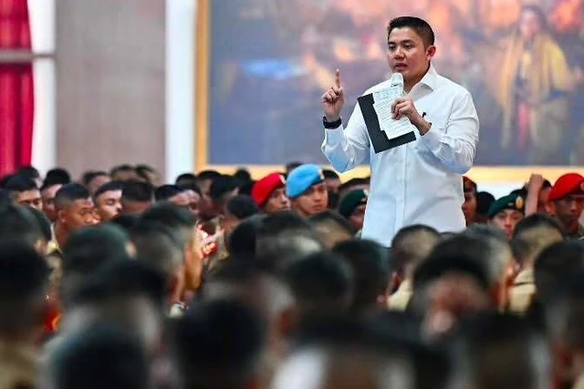 Sekretaris Kabinet Teddy Indra Wijaya memberikan pembekalan kepada taruna di Akademi Militer, Magelang, Jawa Tengah, Senin (13/7/2026). sumber : Instagram/ sekretariat.kabinet