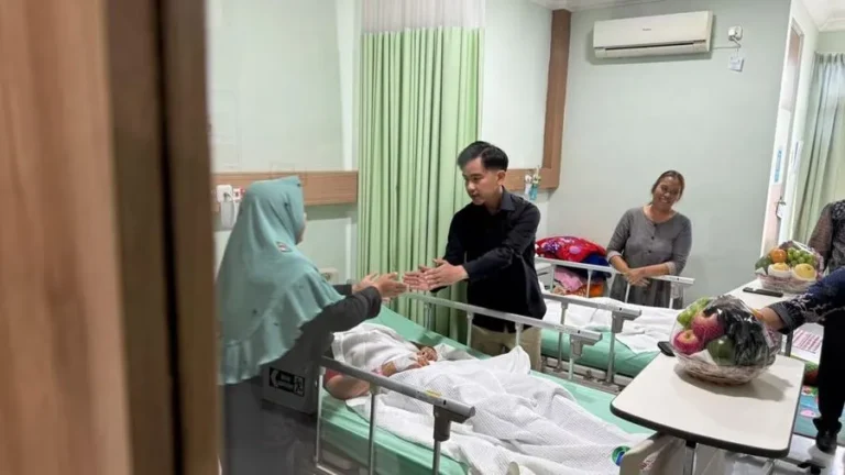 Foto: Wapres Gibran meninjau korban keracunan MBG di Karo. (Dok. Sekretariat Presiden)