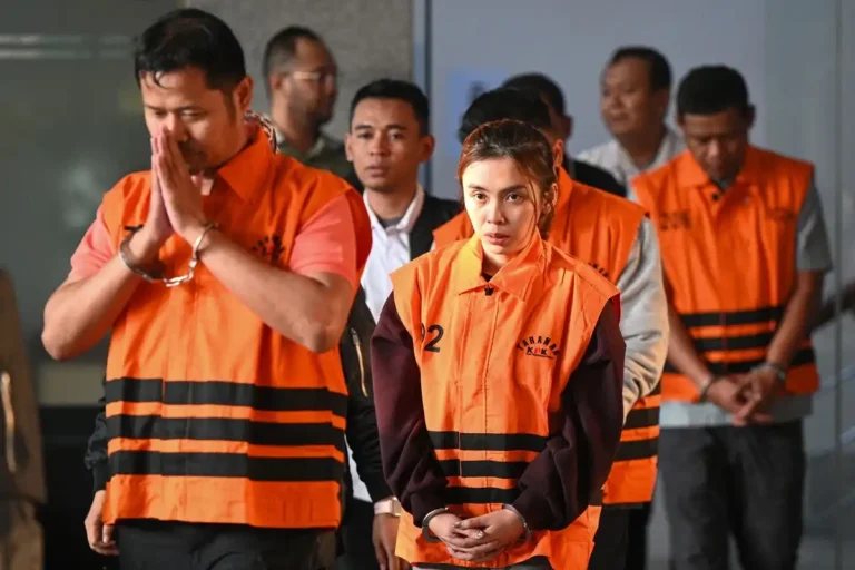 Kasubdit Pengelolaan Bantuan dan Kedaruratan BNPB sekaligus pejabat pembuat komitmen Gabriel Purwaka Sigit (kiri), Bima Setiawan (kanan) pihak swasta yang merupakan adik Kepala BNPB Letjen TNI Suharyanto, dan pihak swasta Syifa Nrika Ghifarian (kedua kiri) berjalan mengenakan rompi tahanan seusai menjalani pemeriksaan di Gedung Merah Putih KPK, Jakarta, Rabu (14/10/2026). KPK menahan lima tersangka, yakni pejabat pembuat komitmen BNPB Gabriel Purwaka Sigit, Bima Setiawan, Richard Erlangga, serta dua pihak swasta, Gery Prasetiawan dan Syifa Nrika Ghifarian, dalam kasus dugaan korupsi di lingkungan Badan Nasional Penanggulangan Bencana (BNPB) yang terungkap melalui Operasi Tangkap Tangan (OTT).(ANTARA FOTO/Fauzan)
