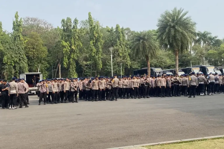 Apel pengamanan demo 20 Oktober di Monumen Nasional, Jakarta Pusat pada Selasa (20/10/2026).(KOMPAS.com/HANIFAH SALSABILA)
