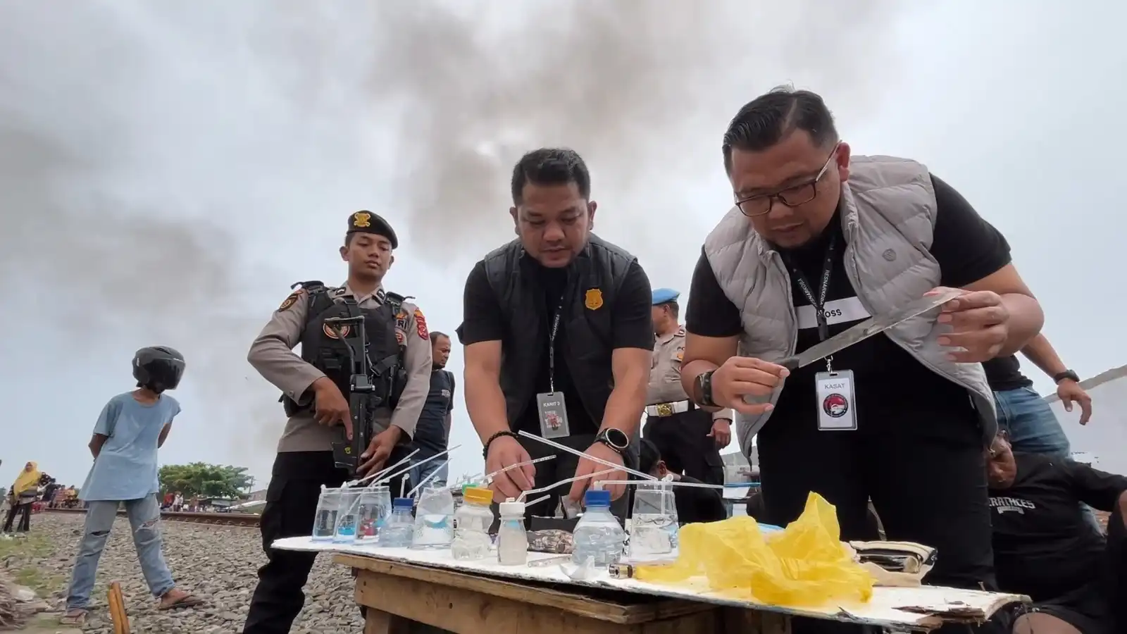 Bantaran Rel Tembung Digerebe Enam Orang Diamankan, Barak Narkoba Dibakar Petugas
