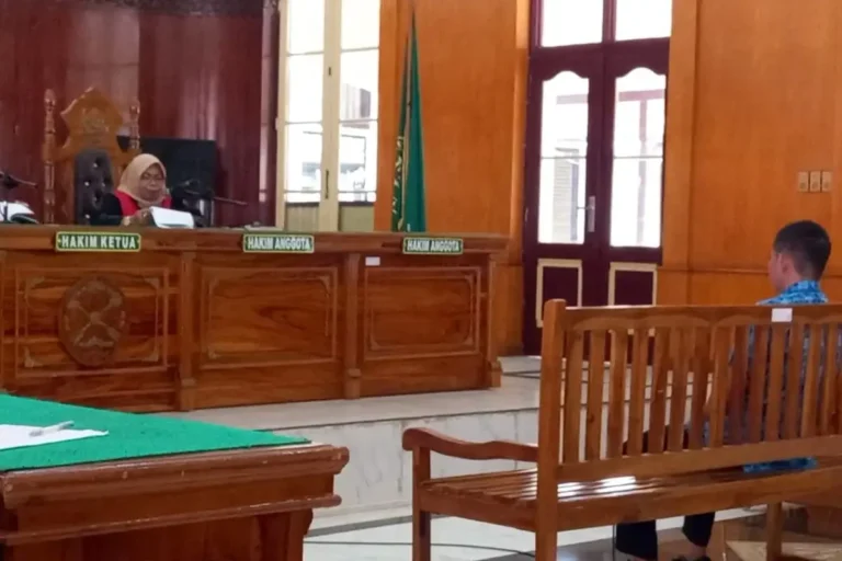Terdakwa Sugimin, Kepala Dusun IV Kesatuan Harapan Baru, Kecamatan Sei Lepan, Kabupaten Langkat, saat mendengarkan hakim membaca surat putusan kasus dugaan korupsi dana uang pengganti tanah wakaf yang terkena proyek pembangunan Jalan Tol Binjai-Langsa di ruang utama Pengadilan Negeri Medan, Jumat (9/10/2026).(KOMPAS.com/CRISTISON SONDANG PANE)
