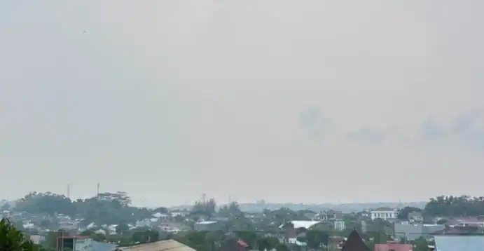 Balikpapan diselimuti kabut lebih pekat dari hari-hari sebelumnya. (Ary Nindita Intan RS/detikKalimantan)