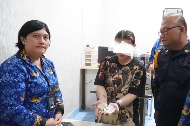 Wanita inisial ES, ditangkap karena kedapatan menyelundupkan pil ekstasi dan sabu di Rutan Kelas 1 Medan, Sabtu (17/10/2026) (Dok Rutan Kelas 1 Medan )