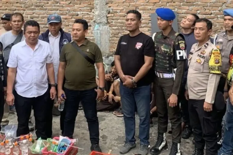 Personel Kepolisian Derah Sumatera Utara melakukan penggerebakan gabungan di Kecamatan Medan Maimun, Medan, Sumut. ANTARA/HO-Bidang Humas Polda Sumatera Utara.