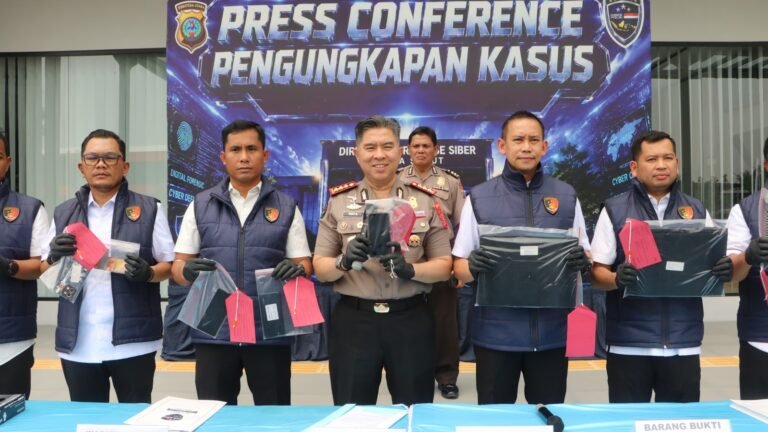 Direktur Reserse Siber Polda Sumut, Kombes Pol Bayu Wicaksono didampingi Kombes Pol Ferry Walintukan perlihatkan barang bukti judol, Rabu (21/10/2026). (Foto: Istimewa)