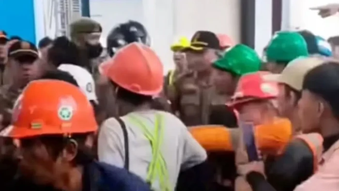 Video sejumlah pekerja proyek menyerang anggota Satpol PP di Kebayoran Baru, Jaksel viral di medsos. (ANTARA/HO-Satpol PP Kebayoran Baru)