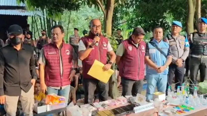 Foto: Polri-BNN gerebek sarang narkoba di pinggir sungai di Percut Sei Tuan, Medan. (dok. Istimewa)