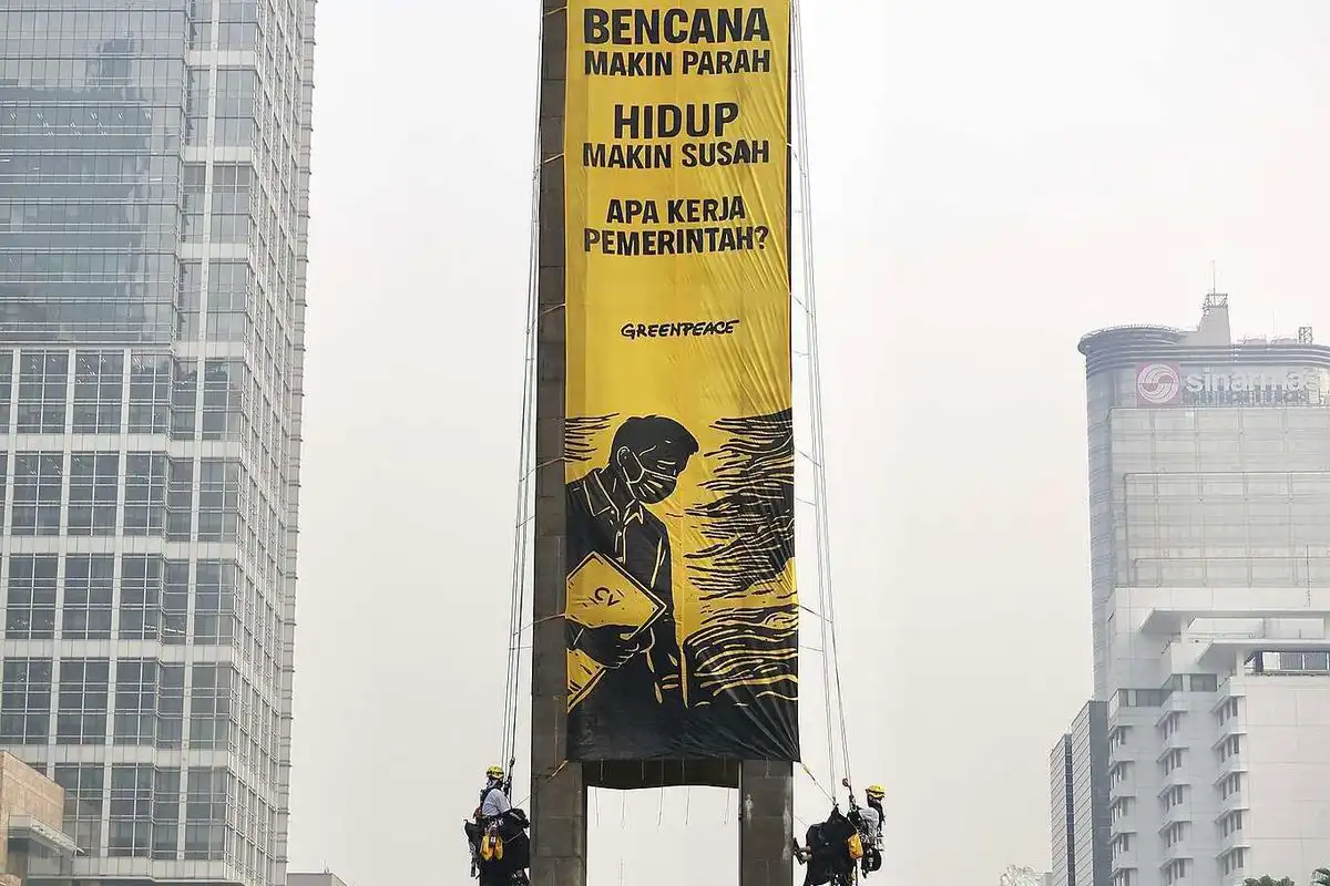 Spanduk Krisis Iklim Greenpeace 3 Jam di Bundaran HI, 6 Aktivis Dievakuasi